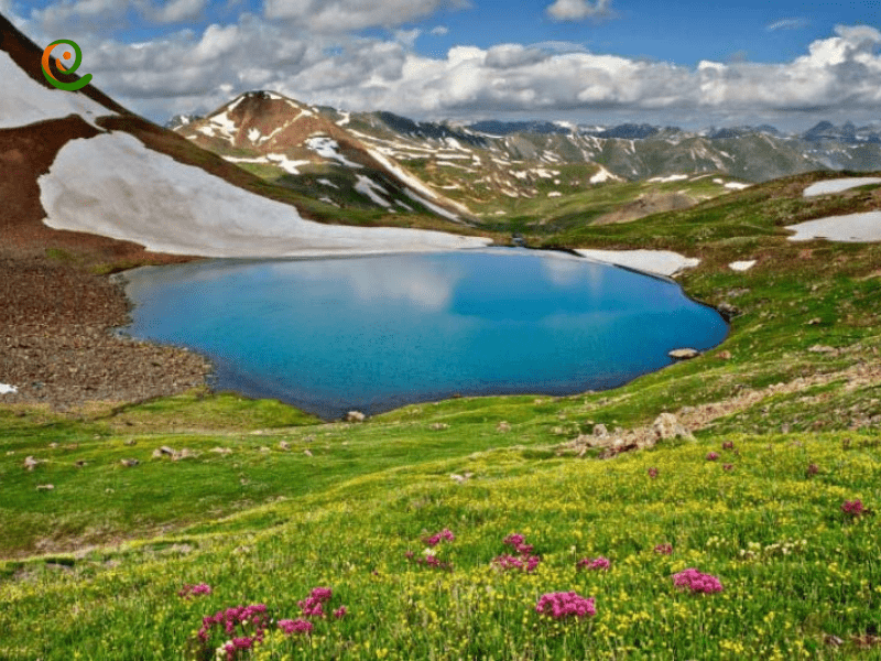 نمای زیبای دریاچه نئور در اوایل فصل تابستان از جاذبه های گردشگری استان اردبیل